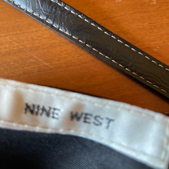 Nine West Crossbody purse in a brown/tan abstract pattern. - Picture 6 of 9